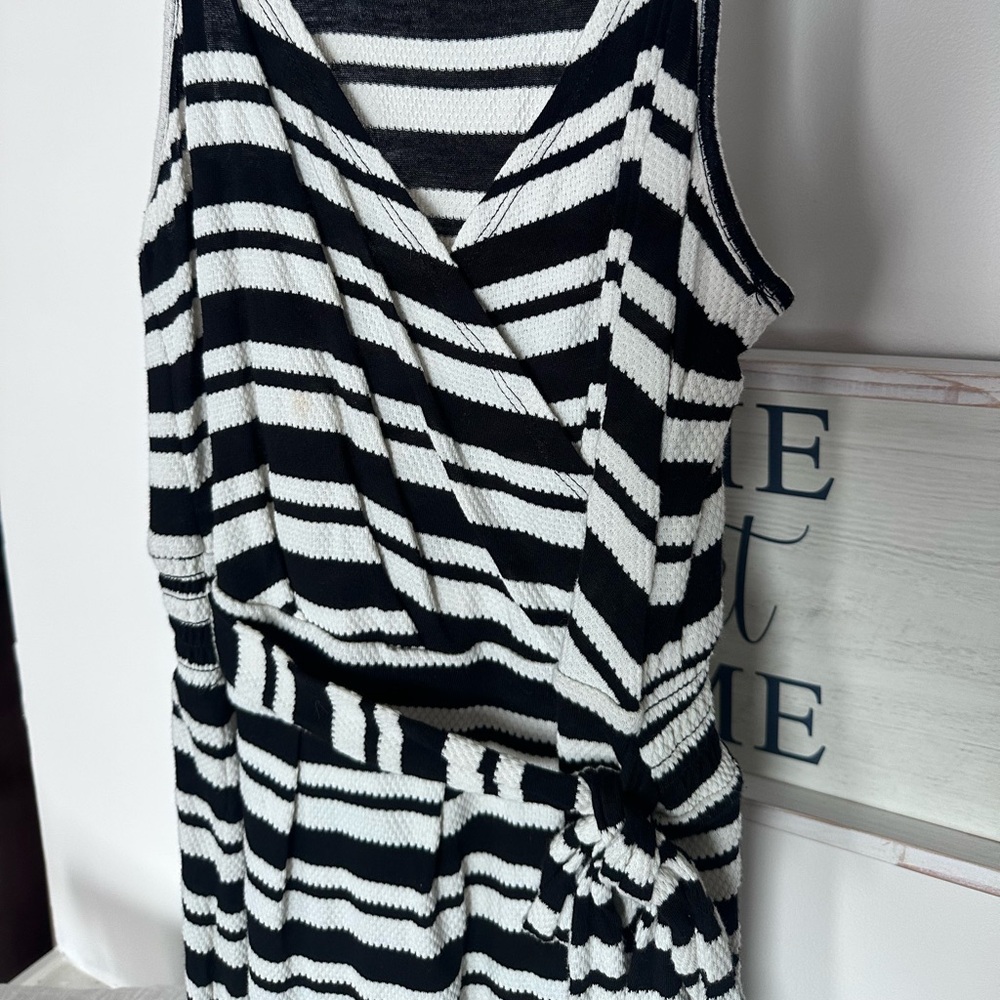 🎯 Black and White Asymmetrical Faux Wrap Dress adjustable straps and tie - Picture 5 of 7